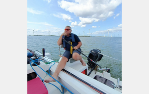 Navigation sur le Harlingvliet. Il faut être bien attentif : beaucoup de péniches naviguent dans les deux sens. Parfois, il faut traverser à la voile en plein traffic.