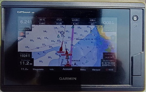 Cela avance bien malgré qu'on soit chargé : 4 à bord et tous les bagages + bib semi hauturier.