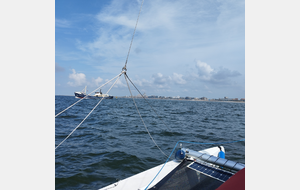 On croise un chalutier à l'entrée du port de Scheveningen.